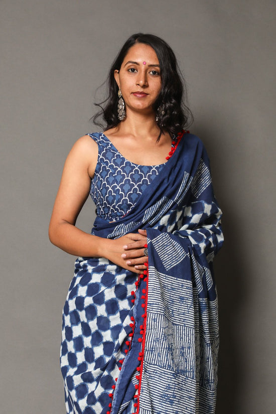 Pompom Lace Mulmul Cotton Saree (Abstract Print)