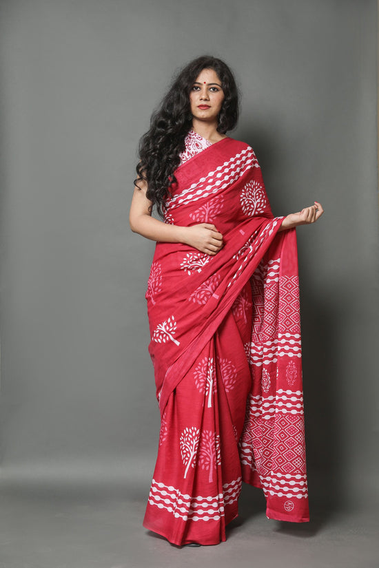 Red Printed Cotton Mulmul Saree With Blouse Piece