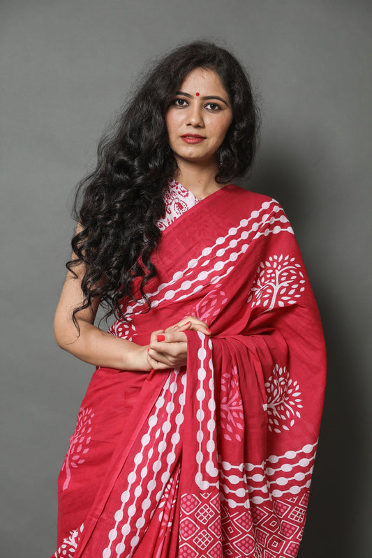 Red Printed Cotton Mulmul Saree With Blouse Piece