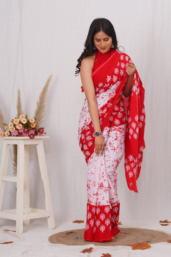 Red and White Cotton Mulmul Saree With Blouse Piece