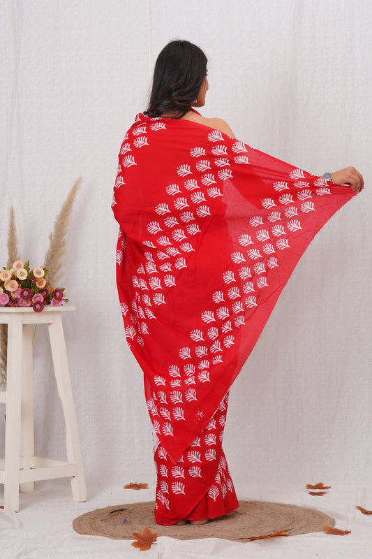 Red and White Cotton Mulmul Saree With Blouse Piece