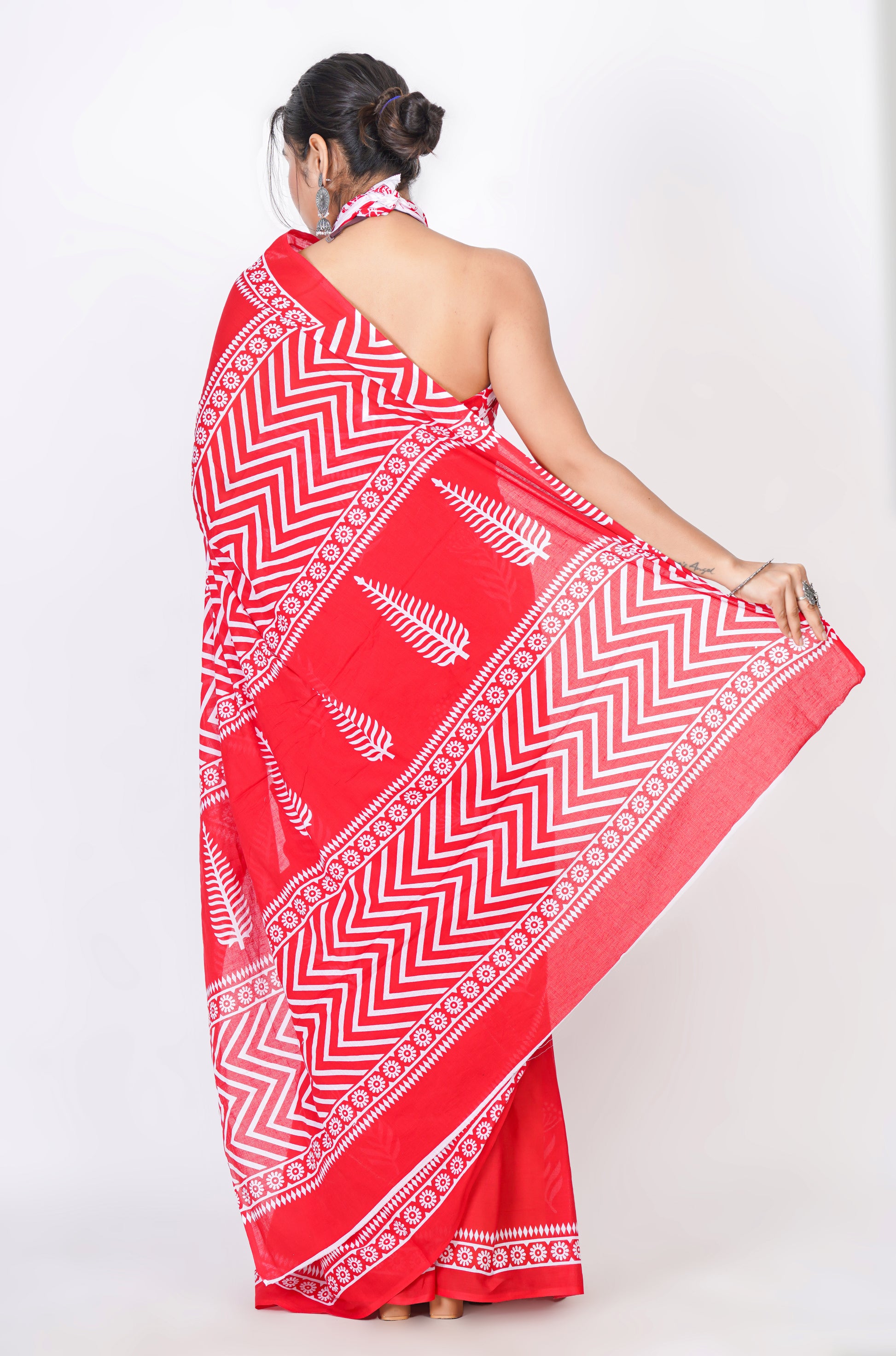 Bagru Print Mulmul Cotton Saree – Floral Buti Print