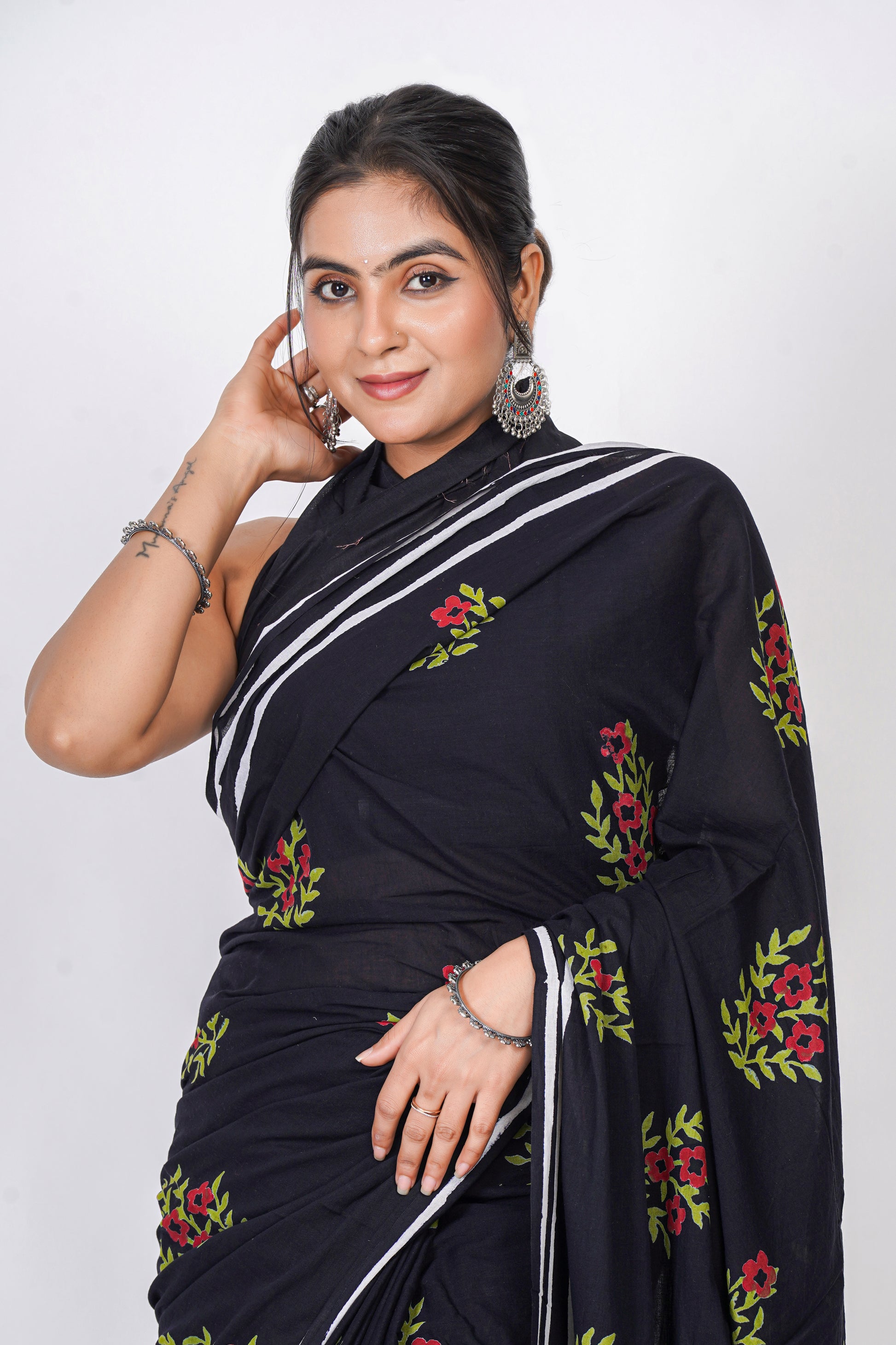 Bagru Print Mulmul Cotton Saree – Floral Buti Print