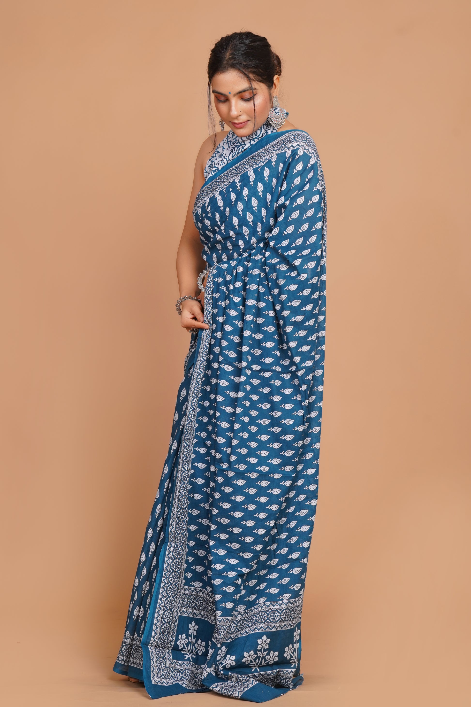 Bagru Print Mulmul Cotton Saree – Floral Buti Print