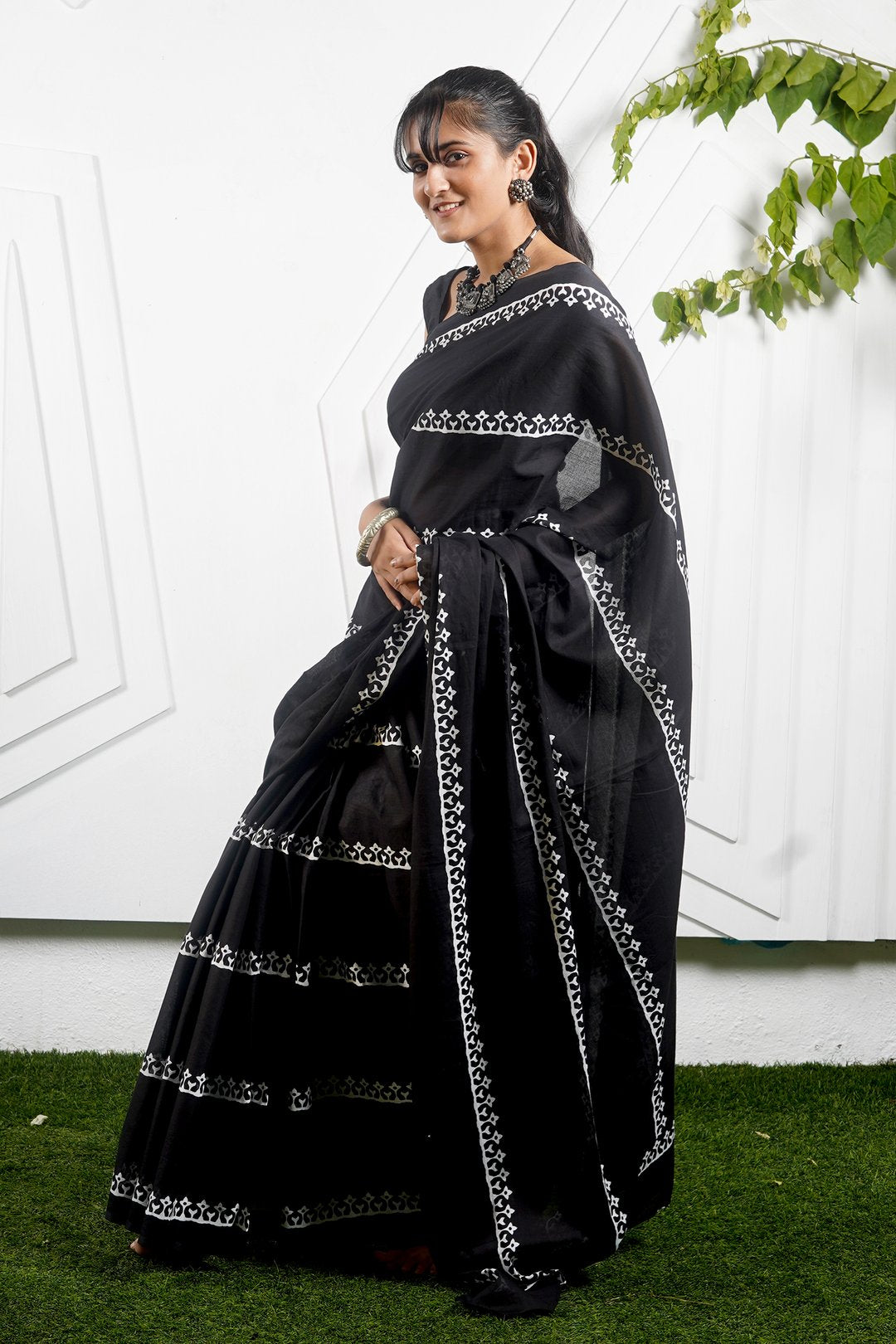 Cotton mulmul saree  (BLACK)