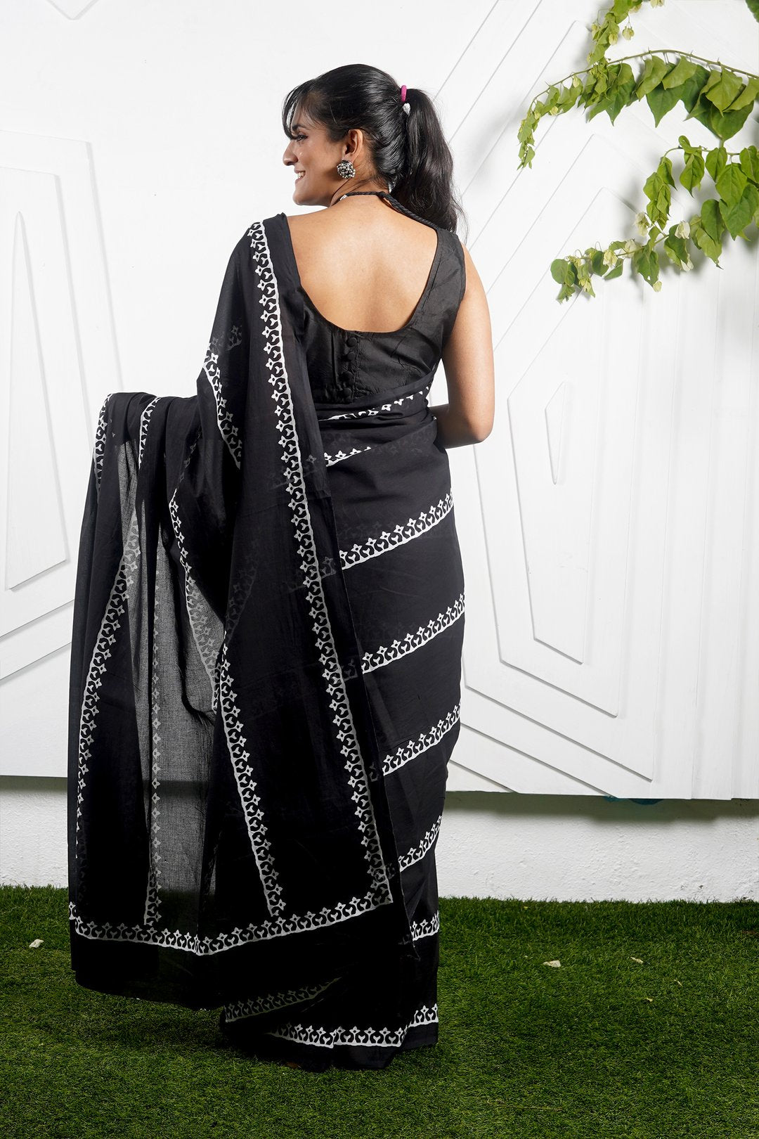 Cotton mulmul saree  (BLACK)